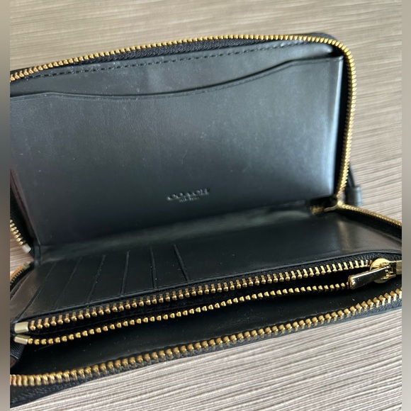 COACH black embossedleather wallet/wristlet verygood condition.Many compartments - Picture 2 of 3